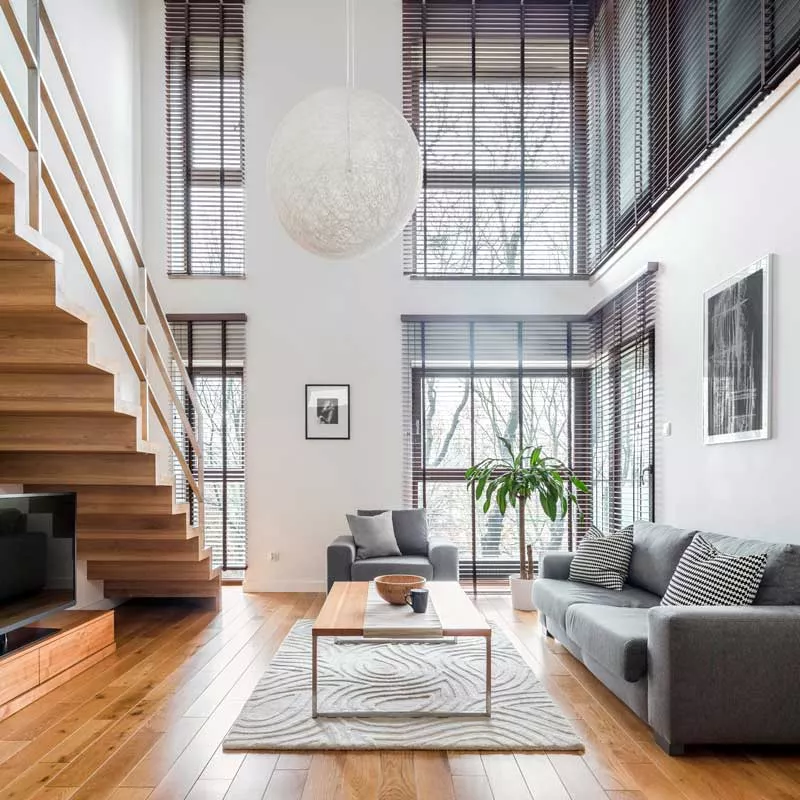 Innenansicht einer modernen Wohnung mit Holztreppe und Holzboden.